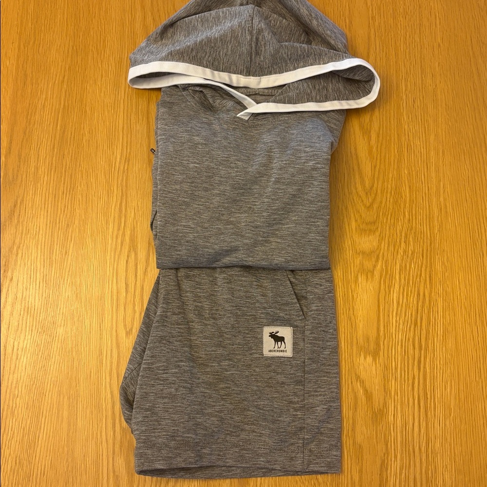Kids Abercrombie & Fitch Gray Active Short-Sleeve Hoodie Set - age 5/6 - Picture 3 of 9